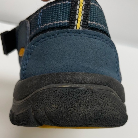 Keen Newport H2 closed toe sandals sz 3 kid’s - Picture 11 of 12